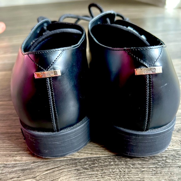 I am selling these shoes, I only used them twice. - Picture 2 of 3